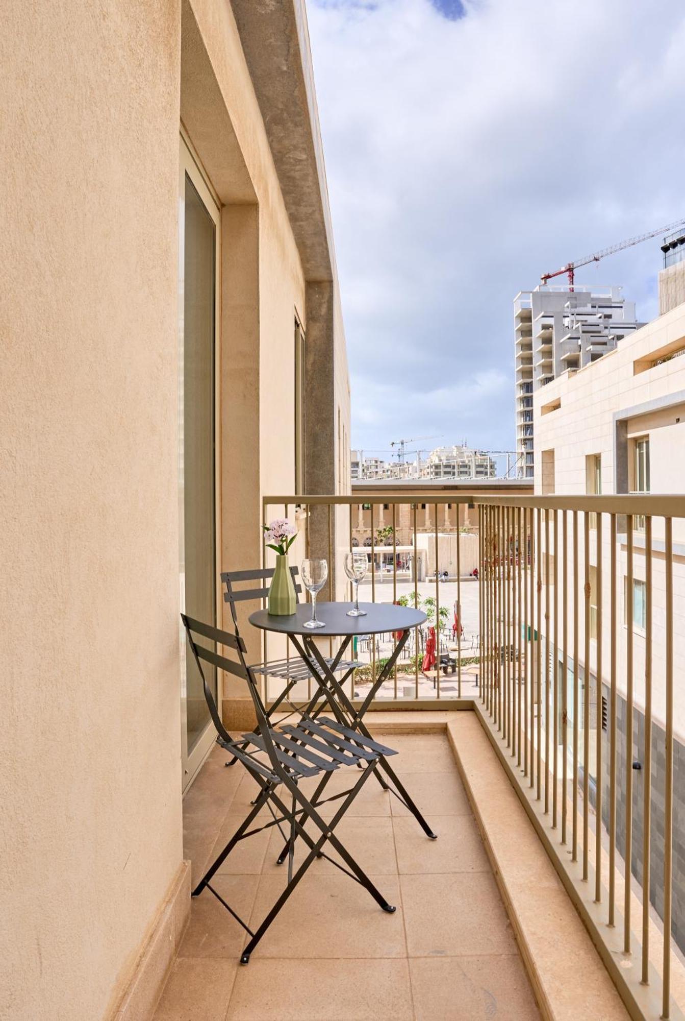 Stylish Apartment In Tigne Point Слима Экстерьер фото